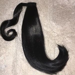 INH LOLA Ponytail Extension Black Insert Name Here